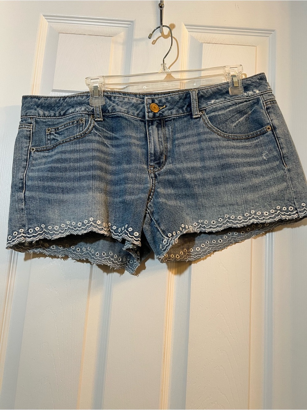 🦋 American Eagle Outfitters Blue Denim Eyelet Hem Shorts size 14